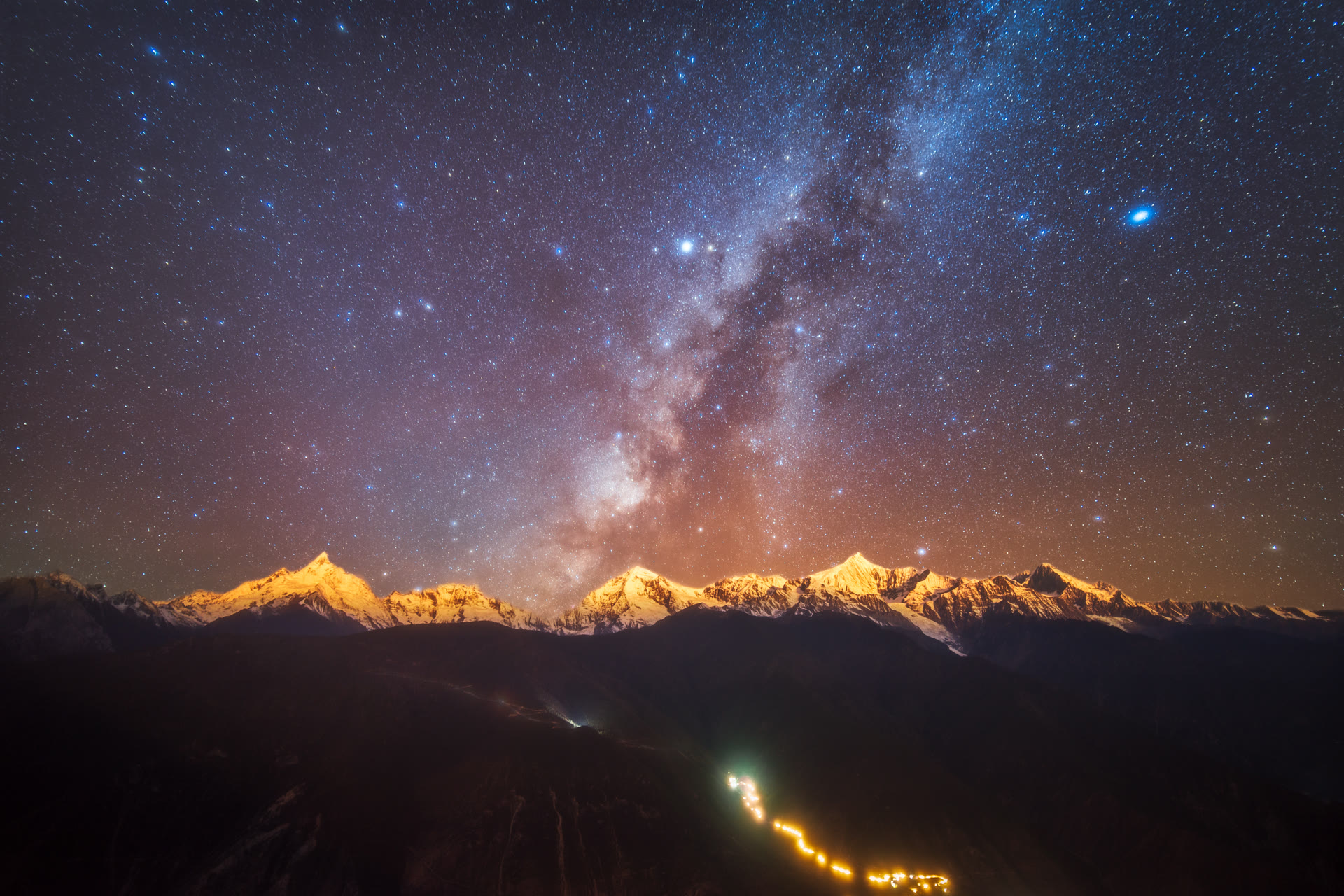 梅里雪山月照金山星空
